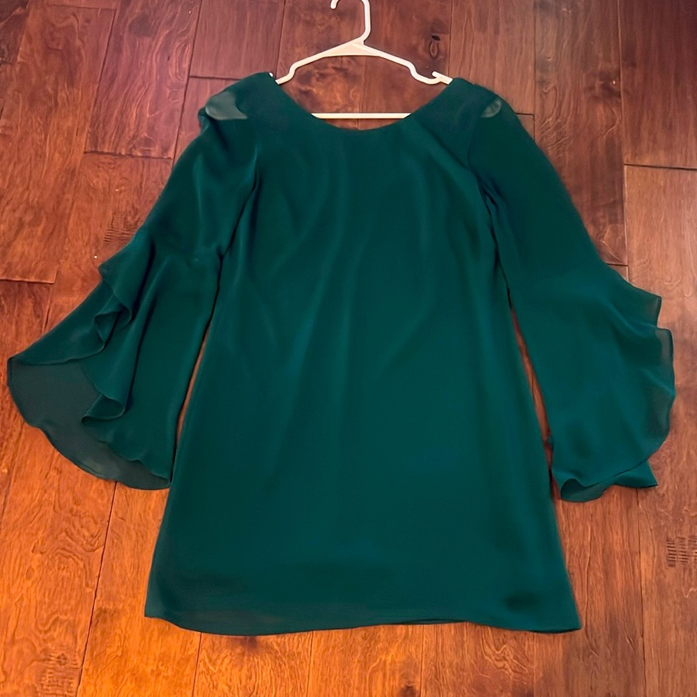 Thalia Sodi XS green dress. Flowy sleeves. Lined. Back zip.
